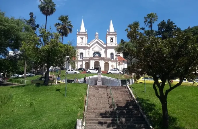 Ladrão é preso enquanto furtava cálices e crucifixos na Catedral de Juiz de Fora