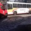 Passageira fica ferida após ônibus de Petro Ita colidir em mureta