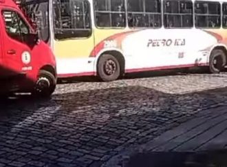 Passageira fica ferida após ônibus de Petro Ita colidir em mureta