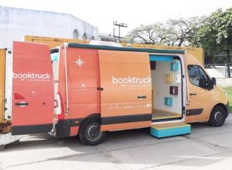 Biblioteca itinerante BookTruck leva cultura e diversão para alunos de Petrópolis