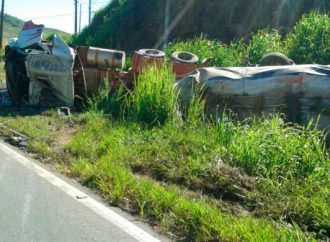 Carreta tomba e deixa motorista ferido na BR-040