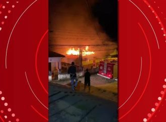 Casa pega fogo em Mendes