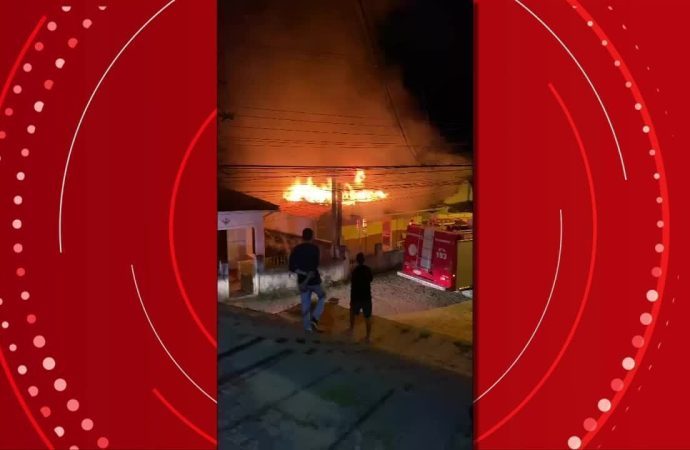 Casa pega fogo em Mendes