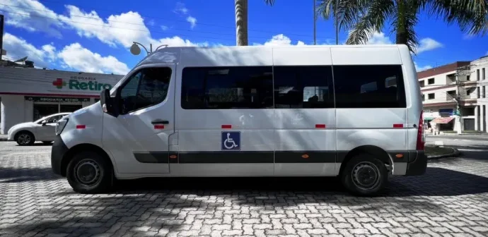 Prefeitura de Pinheiral adquire van adaptada para transportes de pacientes