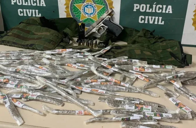 Maconha e simulacro de pistola são apreendidos dentro de casa em Volta Redonda