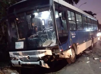 Motorista de carro fica gravemente ferida em acidente com ônibus em Paraíba do Sul