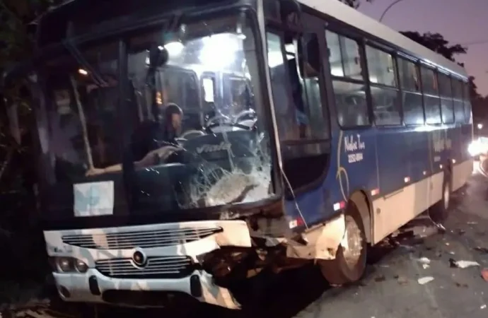 Motorista de carro fica gravemente ferida em acidente com ônibus em Paraíba do Sul