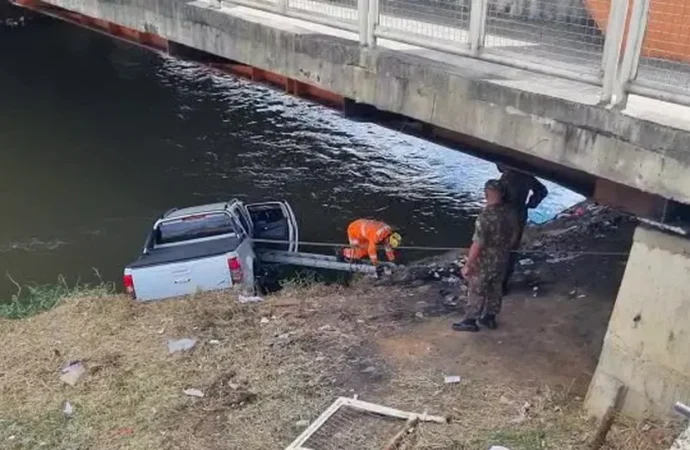 Caminhonete cai no Rio Paraibuna, em Juiz de Fora