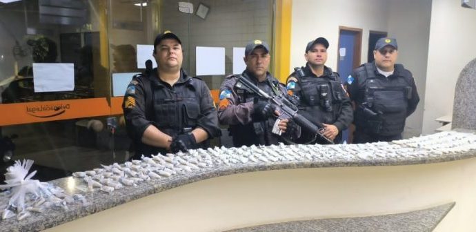 PM detém um homem e uma mulher com drogas e dinheiro em Pinheiral