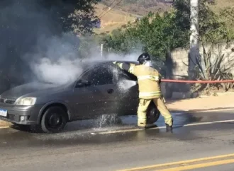 Veículo de morador de Volta Redonda pega fogo em Valença