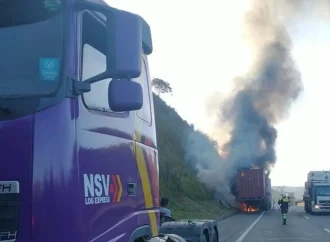 Incêndio em carreta deixa trânsito lento em Piraí