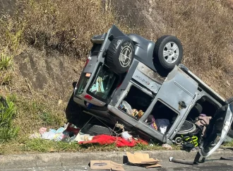 Carro capota e deixa três pessoas feridas na BR-393