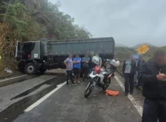 Acidente entre caminhões deixa motorista gravemente ferido em Piraí