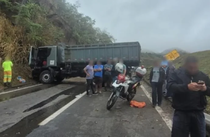 Acidente entre caminhões deixa motorista gravemente ferido em Piraí