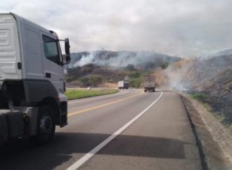 Homem é detido em flagrante em Vassouras ateando fogo às margens da BR-393