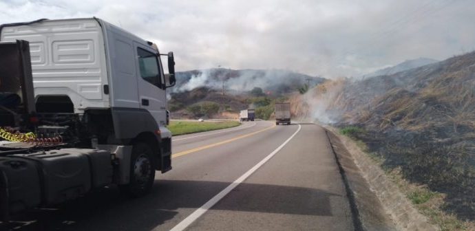 Homem é detido em flagrante em Vassouras ateando fogo às margens da BR-393