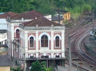 Vagão de trem carregado com diesel pega fogo em Paulo de Frontin