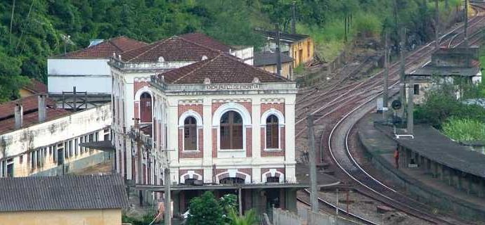 Vagão de trem carregado com diesel pega fogo em Paulo de Frontin