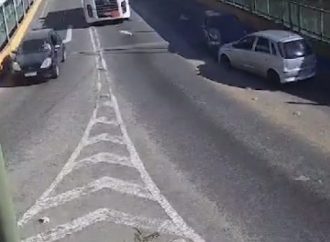 Imprudência em ponte causa colisão entre carros em Volta Redonda