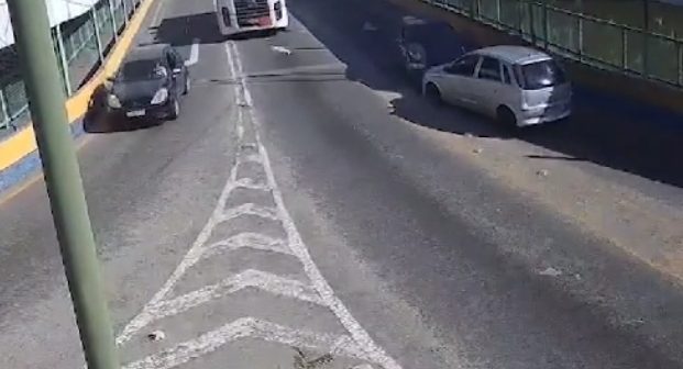 Imprudência em ponte causa colisão entre carros em Volta Redonda