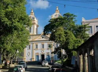 Jovem sem habilitação é flagrado de motocicleta na contramão em Valença