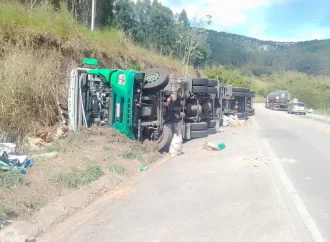 Caminhão carregado com produtos de limpeza tomba em Vassouras