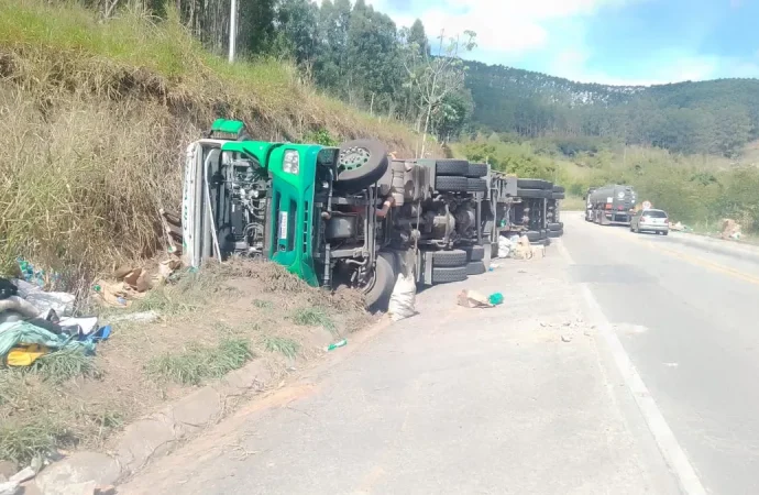 Caminhão carregado com produtos de limpeza tomba em Vassouras