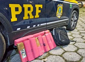 Cães farejadores encontram 10 kg de maconha em mochila de passageira de ônibus