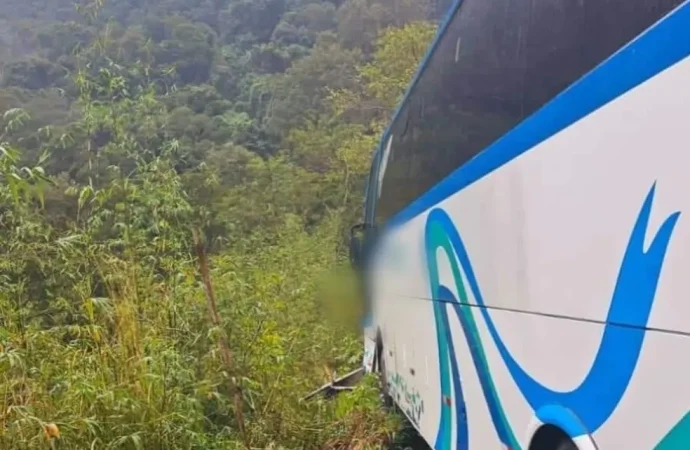 Polícia investiga causas de acidente com ônibus de turismo que deixou 21 feridos