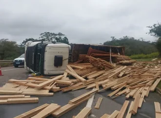 Carreta tomba e deixa dois homens feridos na BR-116