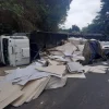 Carreta com carga de papelão tomba na Serra das Araras