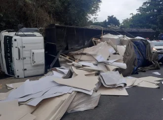 Carreta com carga de papelão tomba na Serra das Araras