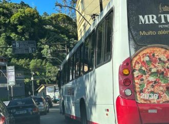 Ônibus quebrado causa congestionamento no trânsito do Quitandinha