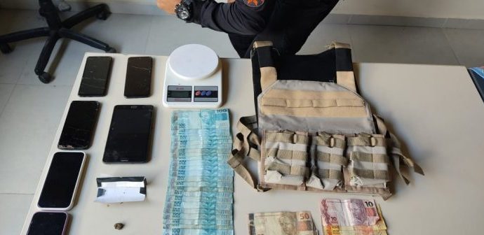 Dupla é detida com mais de R$ 3 mil e drogas em Valença