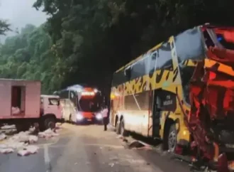 Colisão interdita descida da Serra de Petrópolis