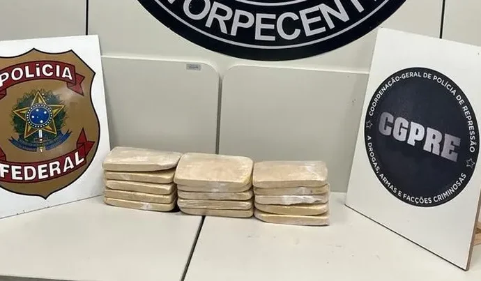 Cães farejadores encontram 15 kg de cocaína dentro do ônibus em Piraí