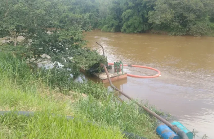 Denúncia leva polícia a encontrar área irregular de extração de areia em Rio das Flores