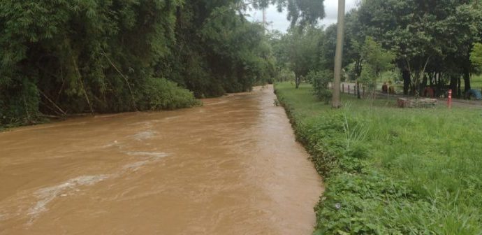 Defesa Civil de Resende monitora o nível do Rio Sesmaria após alerta de risco de transbordamento