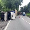 Carreta tomba na descida da Serra das Araras, em Piraí