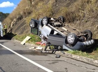 Carro capota e deixa três feridos em Paraíba do Sul