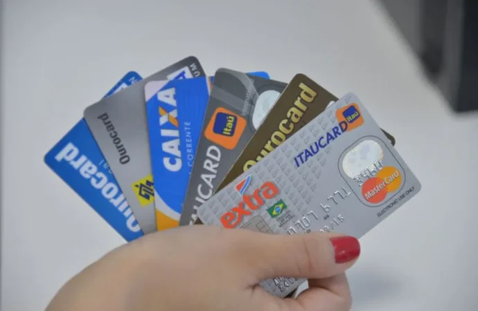 Cartão de crédito rotativo: juros para quem atrasa fatura não poderão ultrapassar dívida original