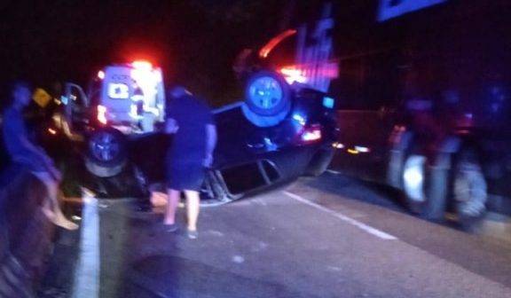 Carro capota na Serra das Araras e motorista fica ferido