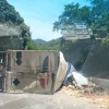 Carreta com carga de biscoito tomba na subida da Serra das Araras em Piraí