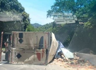 Carreta com carga de biscoito tomba na subida da Serra das Araras em Piraí