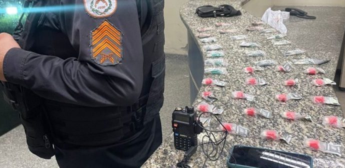 Menor é detido em Barra Mansa após flagrante de tráfico em área dominada pelo CV