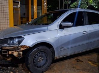 Criminosos colidem carro em árvore após tentativa de homicídio em Valença