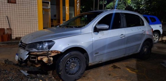 Criminosos colidem carro em árvore após tentativa de homicídio em Valença