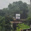 Caminhão quase despenca de viaduto na RJ-145, em Valença