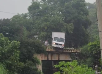 Caminhão quase despenca de viaduto na RJ-145, em Valença