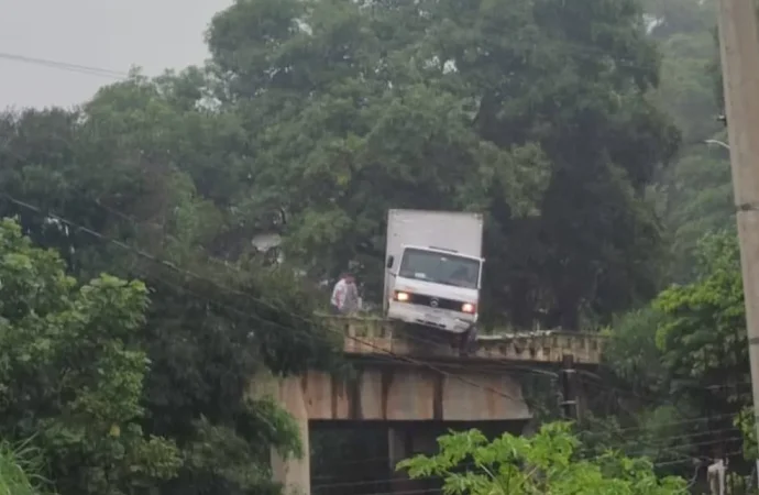 Caminhão quase despenca de viaduto na RJ-145, em Valença